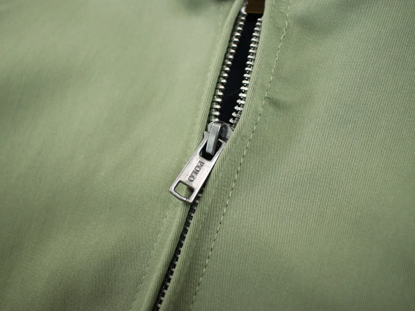 🅿️350 Ralph Lauren's new 2024 classic old money style stand collar executive zipper jacket 1️⃣Selected from high-quality original developed pure cotton fabrics, with customized plaid lining inside, the overall wear effect is very soft and comfortable, 2️⃣The workmanship details are perfectly controlled, the chest is exquisitely embroidered with small logos, and the dropped shoulders are made of unique splicing technology to highlight your personality! The version is simple but not simple! 3️⃣ Complete with tag accessories, unisex design, and a very versatile jacket for men and women! Color: black, navy, khaki, green Size: S, M, L, XL